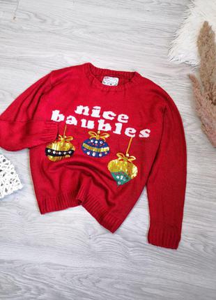Червоний новорічний светр з ялинковими кулями і дзвіночками на новий рік