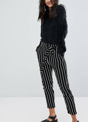 Фирменные стрейчевые брюки с поясом чёрно-белые полосы pull & bear