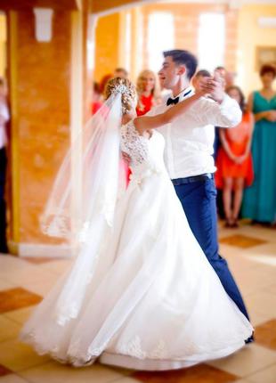Весільна сукня з шлейфом1 фото