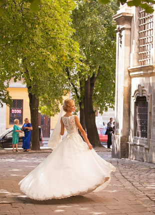 Весільна сукня з шлейфом4 фото