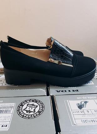 Модные туфли на змейке со вставками лака