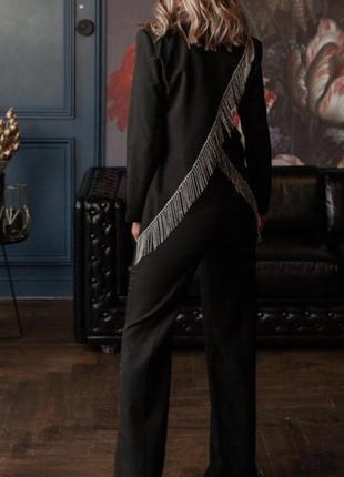 Костюм с красивой бахромой на пиджаке