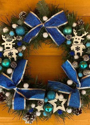 Штучний різдвяний вінок лісовий олень синій 40 см пвх1 фото