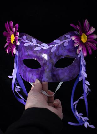 Фіолетова маска з квітами1 фото