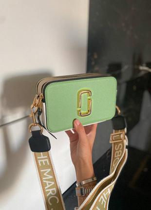 Marc jacobs snapshot mint /gold /white logo брендовая фисташковая зелёная мини сумочка с ремешком зелена фісташкова стильна міні сумка4 фото