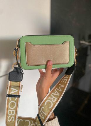Marc jacobs snapshot mint /gold /white logo брендовая фисташковая зелёная мини сумочка с ремешком зелена фісташкова стильна міні сумка6 фото