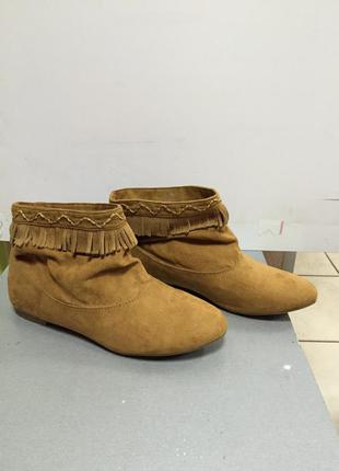 Чоботи жіночі коротенькі демісезонні руді з бахромою pull@bear