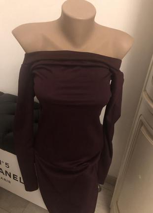 Сукня з оголеними плечима