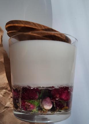 Соевая свеча с сухоцветами. ручная работа.