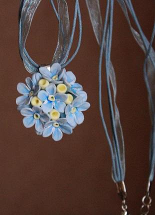 Блакитний кулон з полімерної глини з незабудками