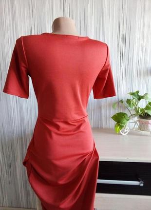 Облягаюча міді сукня з драпіруванням на талії асиметричний поділ7 фото
