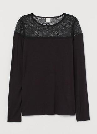 Блуза кофта черная трикотажная декорирована кружевом на плечах h&m