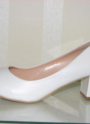 Свадебные белые туфли на устойчивом каблуке большого размера  433 фото