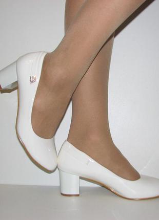 Белые женские лакированные туфли низкий каблук размер 36