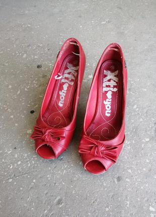 Продам червоні туфлі на високому каблуці xti