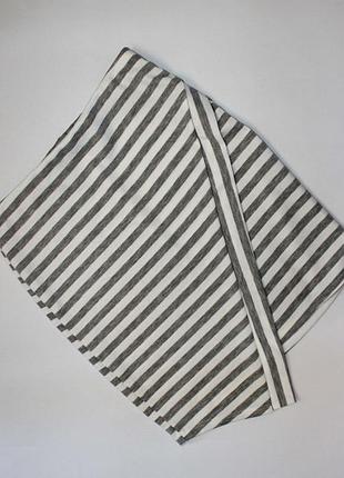 Стильная юбка короткая а-ля с запахом в серо-белую полоску