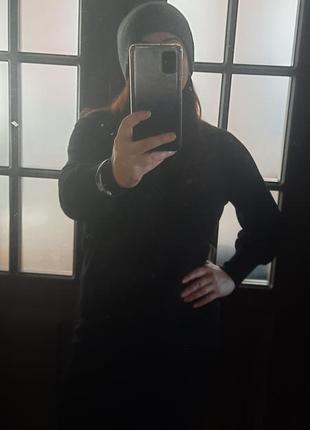 Чорний светр з подовженою манжетою5 фото