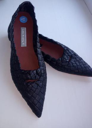 Чорні плетені човники