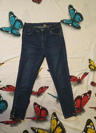 Синие джинсы  по фигурке  обтягивают с замочками внизу1 фото