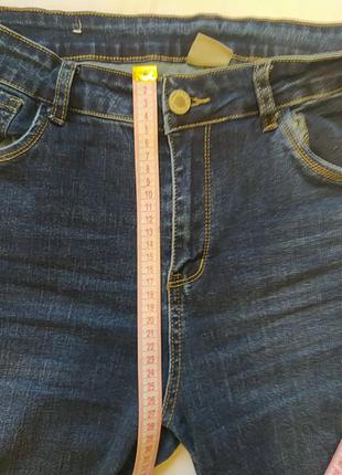 Синие джинсы  по фигурке  обтягивают с замочками внизу5 фото