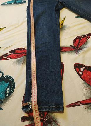 Синие джинсы  по фигурке  обтягивают с замочками внизу6 фото