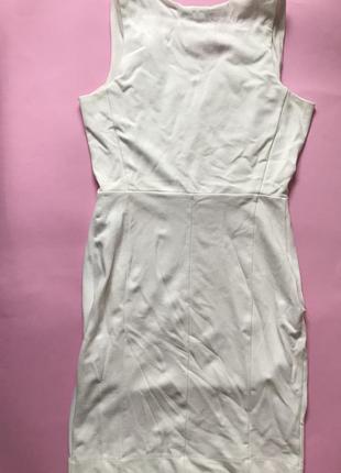 Приталенное платье белого цвета4 фото