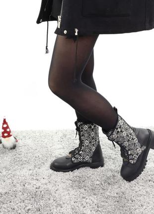 Классные женские зимние ботинки сапожки в стиле louis vuitton чёрные с белым с принтом на меху2 фото
