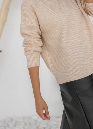 Жіночий бежевий светр в'язаний8 фото