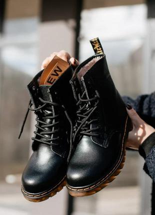 Стильные женские зимние ботинки dr. martens classic fur чёрные на меху