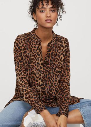 Удлиненная блузка из воздушного шифона и воротником стойкой в животный леопардовый принт от h&m