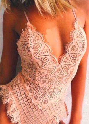 Кружевной персиковый боди тедди "сказка" с красивыми узорными кружевами и шортиками снизу с бретелям