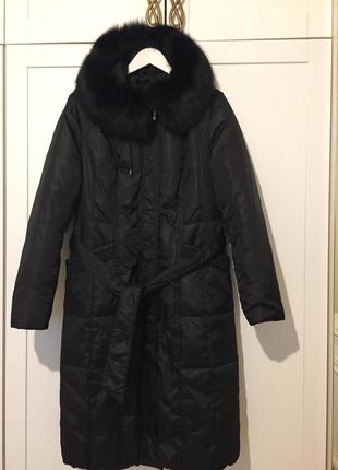 Женское чёрное пуховое пальто с капюшоном и натуральным мехом2 фото