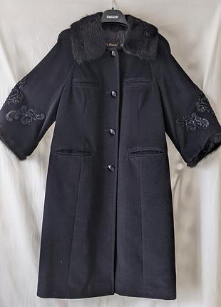 Красивое пальто с кашемиром и воротником из натурального меха