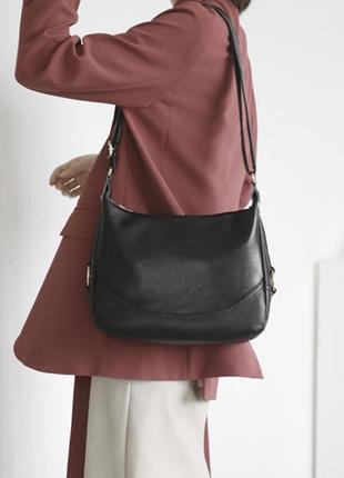Жіноча шкіряна чорна сумка на плече