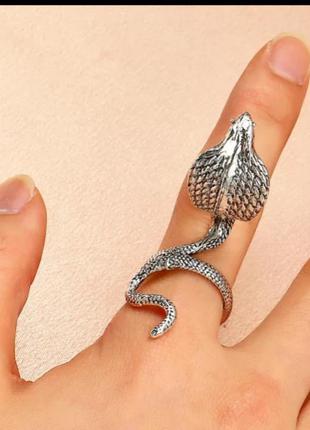 Кольцо в виде змеи-кобры в стиле ретро.1 фото