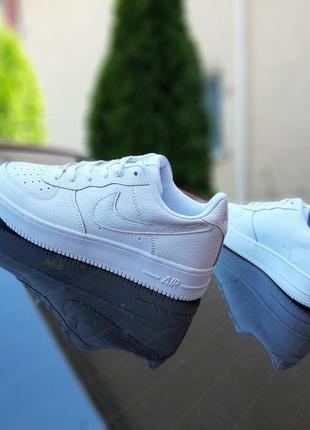 Жіночі кросівки nike air force білі з тисненням sin5 фото