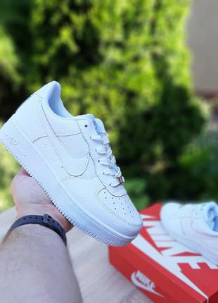 Женские кроссовки nike air force белые с теснением sin6 фото