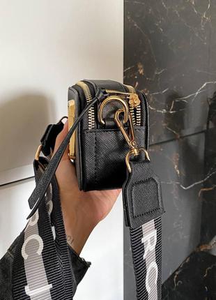 Marc jacobs snapshot black / gold mini брендовая черная стильная мини сумочка с ремешком жіноча модна чорна міні сумка4 фото