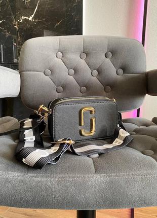 Marc jacobs snapshot black / gold mini брендовая черная стильная мини сумочка с ремешком жіноча модна чорна міні сумка8 фото