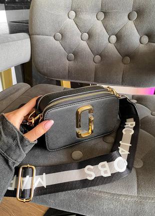 Marc jacobs snapshot black / gold mini брендовая черная стильная мини сумочка с ремешком жіноча модна чорна міні сумка7 фото