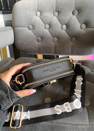 Marc jacobs snapshot black / gold mini брендовая черная стильная мини сумочка с ремешком жіноча модна чорна міні сумка10 фото