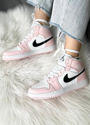 Прекрасні жіночі високі кросівки nike air jordan 1 retro mid light pink рожеві з білим