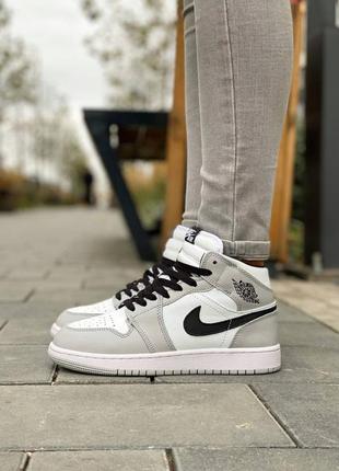 Классные женские зимние высокие кроссовки nike air jordan 1 retro mid grey серые на меху4 фото