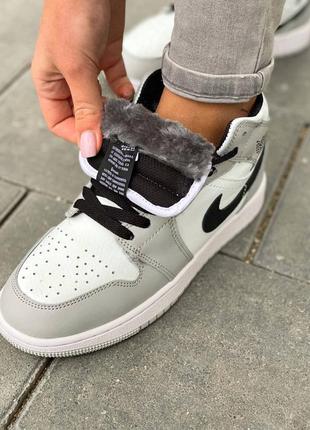 Классные женские зимние высокие кроссовки nike air jordan 1 retro mid grey серые на меху3 фото