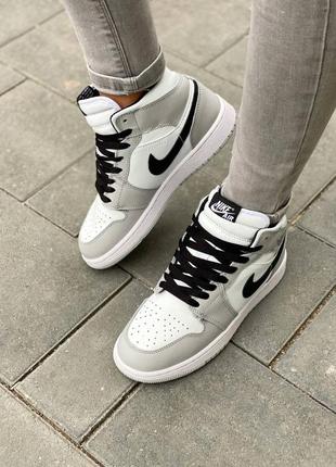 Классные женские зимние высокие кроссовки nike air jordan 1 retro mid grey серые на меху6 фото