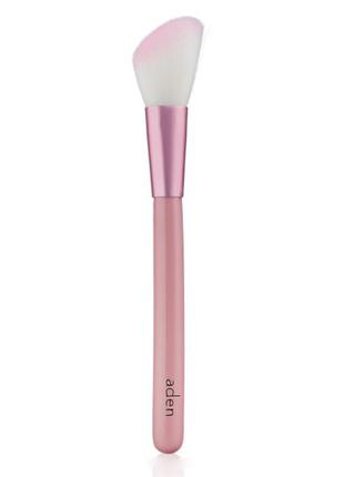 Скошенная кисть для румян aden cosmetics blusher brush angled pink