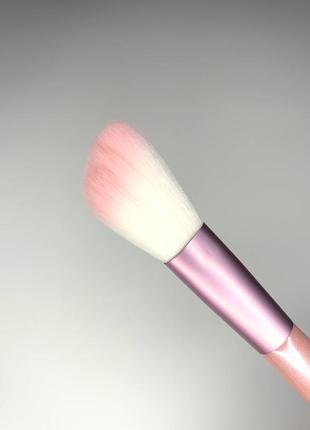 Скошенная кисть для румян aden cosmetics blusher brush angled pink2 фото