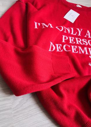 Яркий, новый, красный свитер с новогодней надписью4 фото