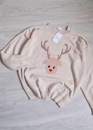 Гарний кремовий светр з оленем в мінімалізмі.