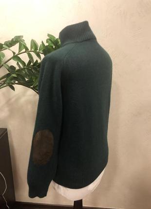 Модный шерстяной свитер изумрудного цвета с замшевыми латками на локтях2 фото